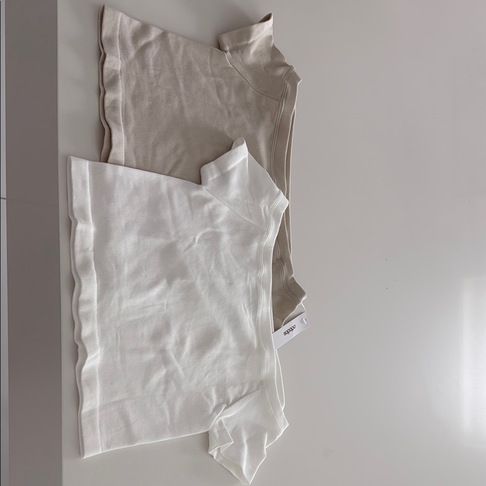 Ododos off the shoulder White and Beige Short Sleeve Tops
